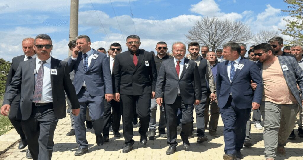 Öcalan’a ‘beyefendi’ diyen MHP’li vekil şehit cenazesinde böyle korundu