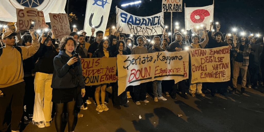 Öğrenciler, gözaltına alınan arkadaşlarını yalnız bırakmadı!