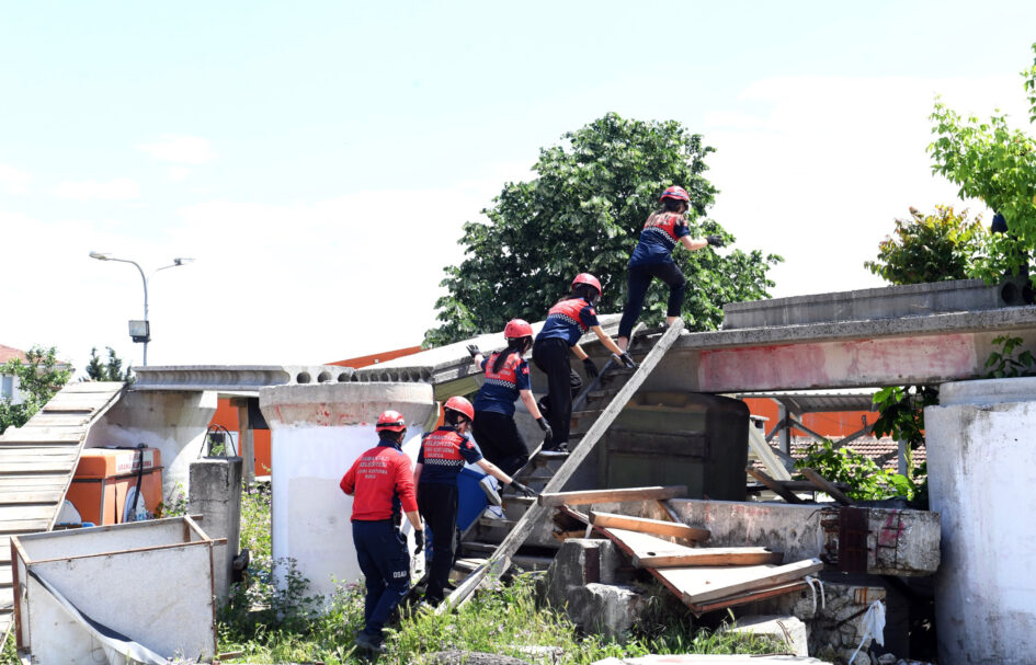 Osmangazi Belediyesi’nden öğrencilere arama kurtarma eğitimi