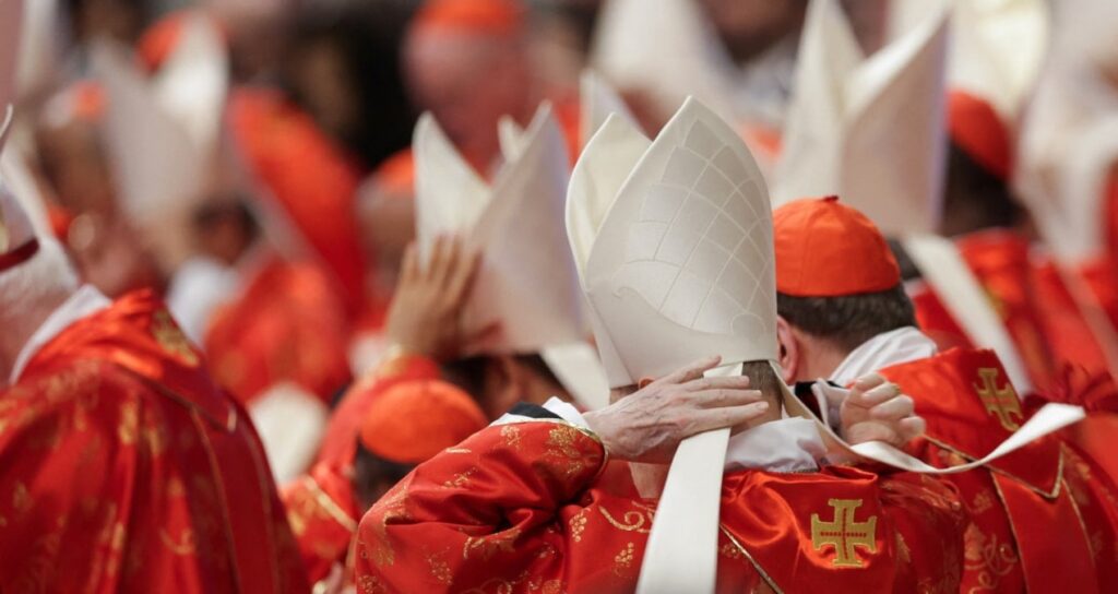 Reformcu ve muhafazakar kardinaller, yeni papayı seçmek için toplanıyor