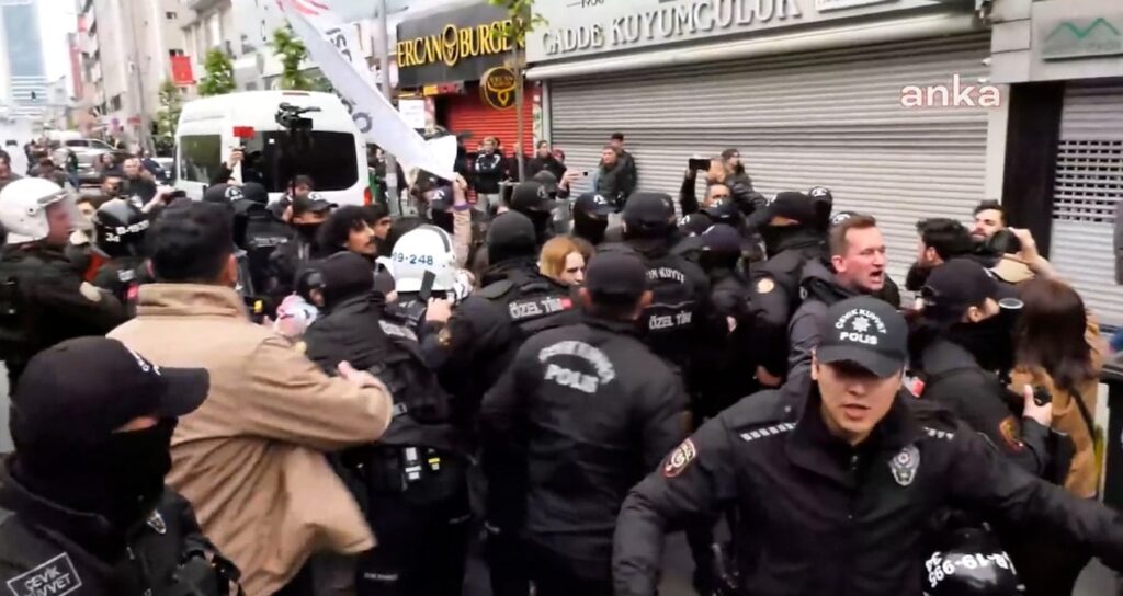 Taksim’e yürümek isteyenlere polis müdahalesi