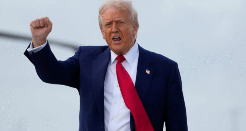 Trump masaya yumruğu vurdu