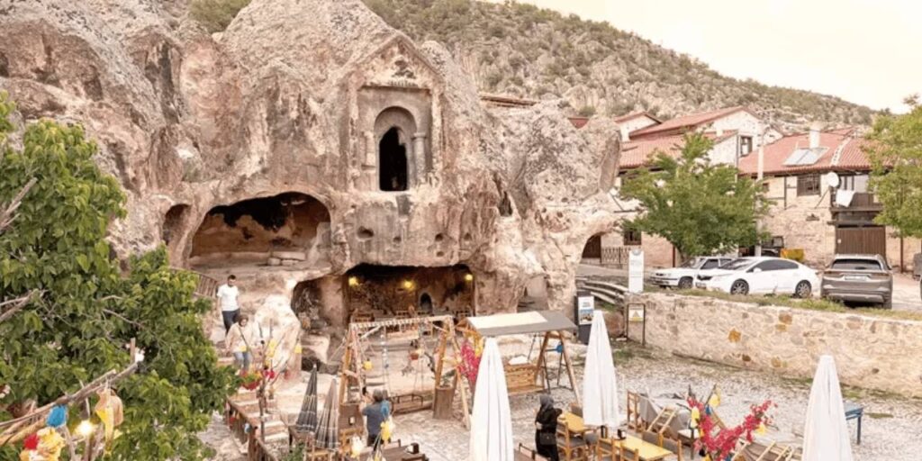 3 bin yıllık kaya mezara kafe açtılar!