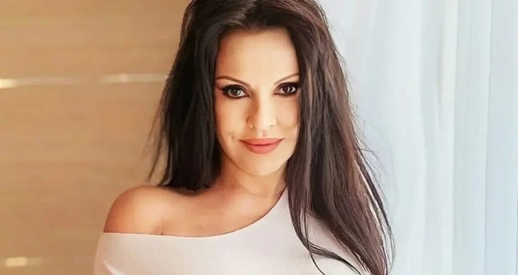 62 yaşındaki Aydan Şener’in bikinili pozu olay oldu