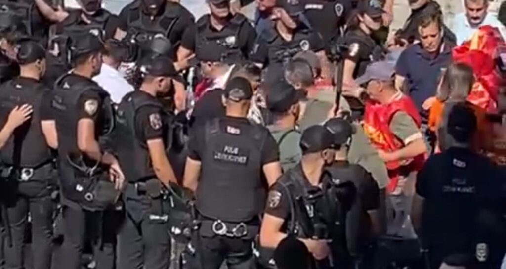 Adalet yürüyüşüne polis müdahalesi!