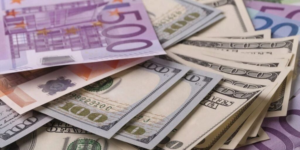 Dolar hız kesmiyor euro sessizliğe büründü