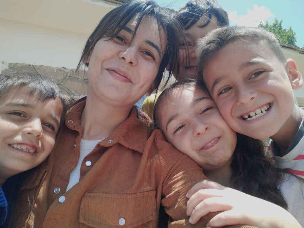 Eğitimin Beyaz Kardeleni: Öğretmen Ayşenur Haytaoğlu, Hınıs Suvaran Köyü’nde Umut Yeşertiyor