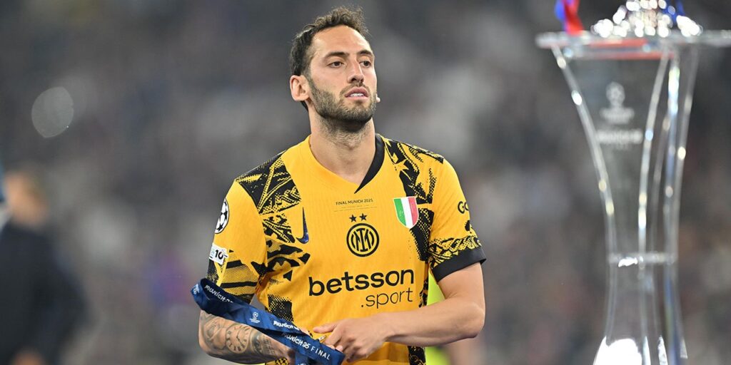 Hakan Çalhanoğlu yıkıldığı maçta tarihe geçti