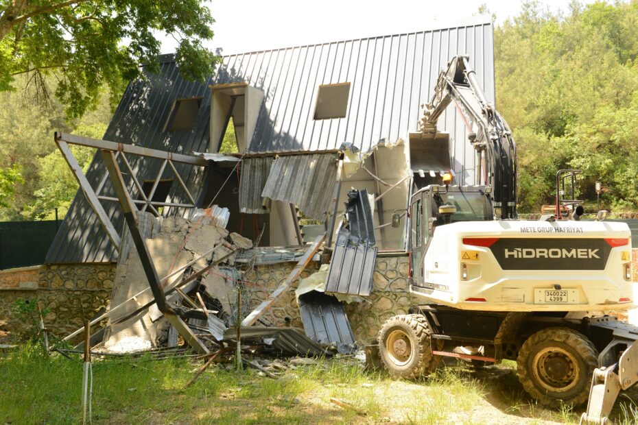 Hasanağa’da kaçak villalar yıkıldı