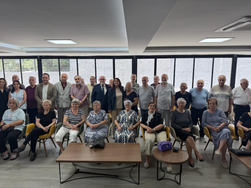 Huzurevi sakinlerine bayram ziyareti