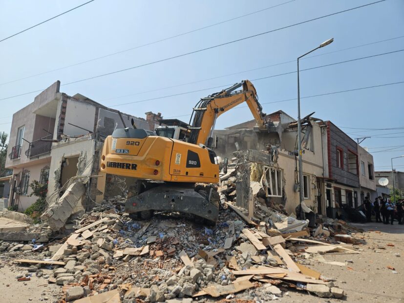 İki katlı kaçak bina yıkıldı