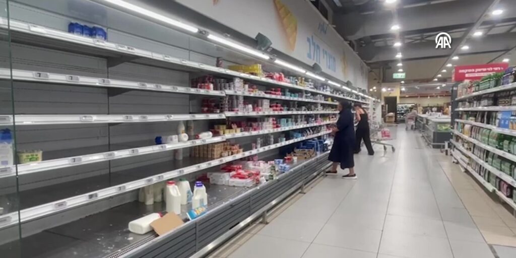 İsrailliler füze yağmuruna karşı marketlere akın etti