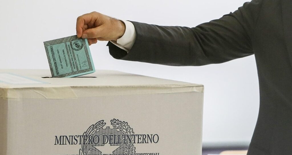 İtalya referandum için sandık başında