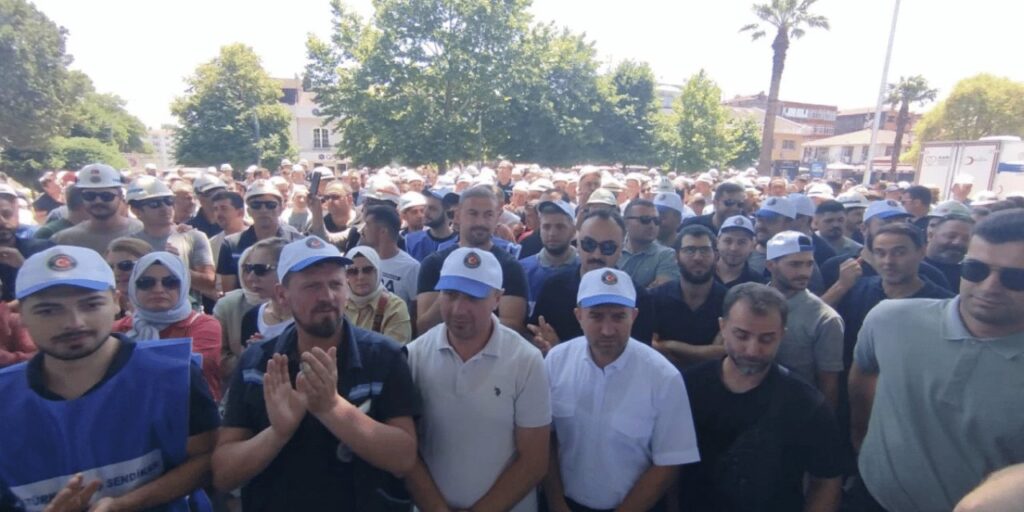 Kamu işçileri yol kapattı!