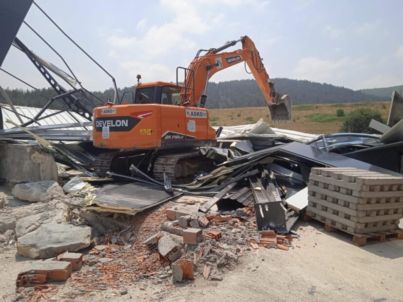 Kayapa’da kaçak fabrika yıkıldı