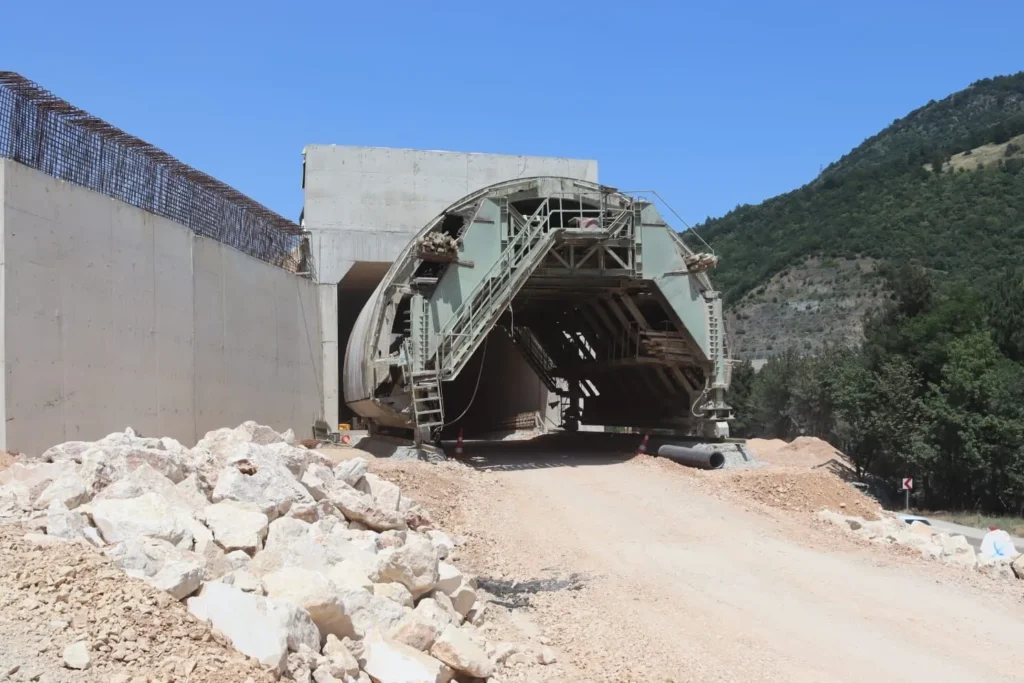 BURSA’DAKİ DOĞANCI BARAJI TÜNELİ İÇİN İYİ PARTİ’DEN SERT TEPKİ: “BU ARTIK BİR ULAŞIM PROJESİ DEĞİL, RANT PROJESİDİR”