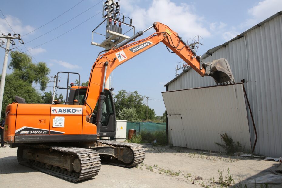 Nilüfer’de kaçak iş yeri yıkıldı