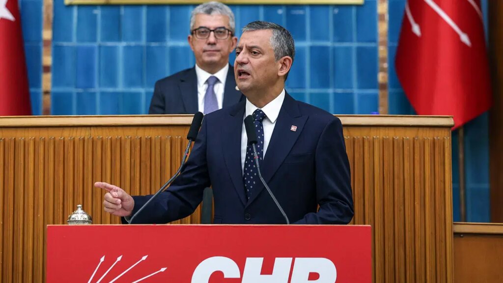 Özgür Özel, Ferdi Zeyrek’e kürsüden söz verdi: ‘Atatürk’ün partisini iktidar yapacağız’