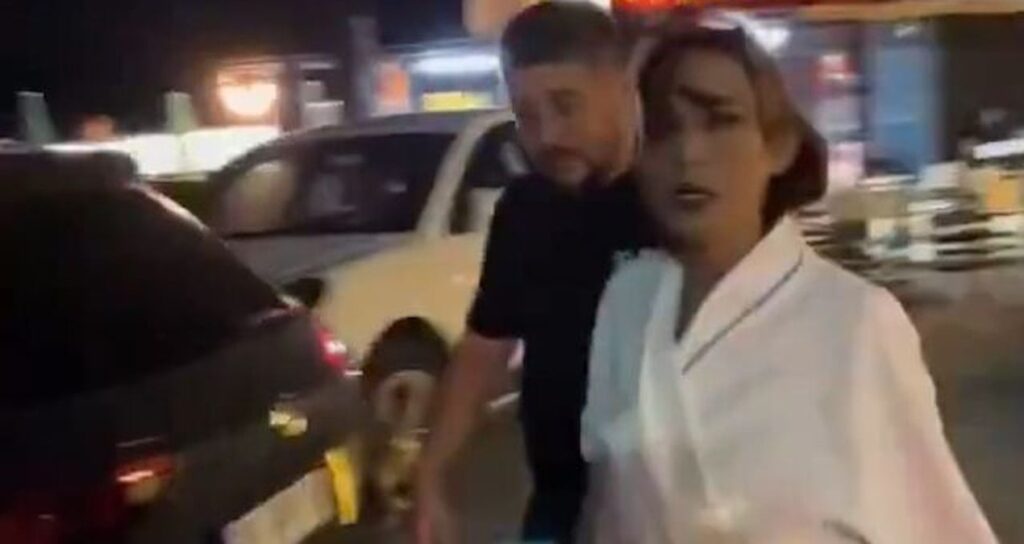 Yıldız Tilbe bornozla otomobil kullandı