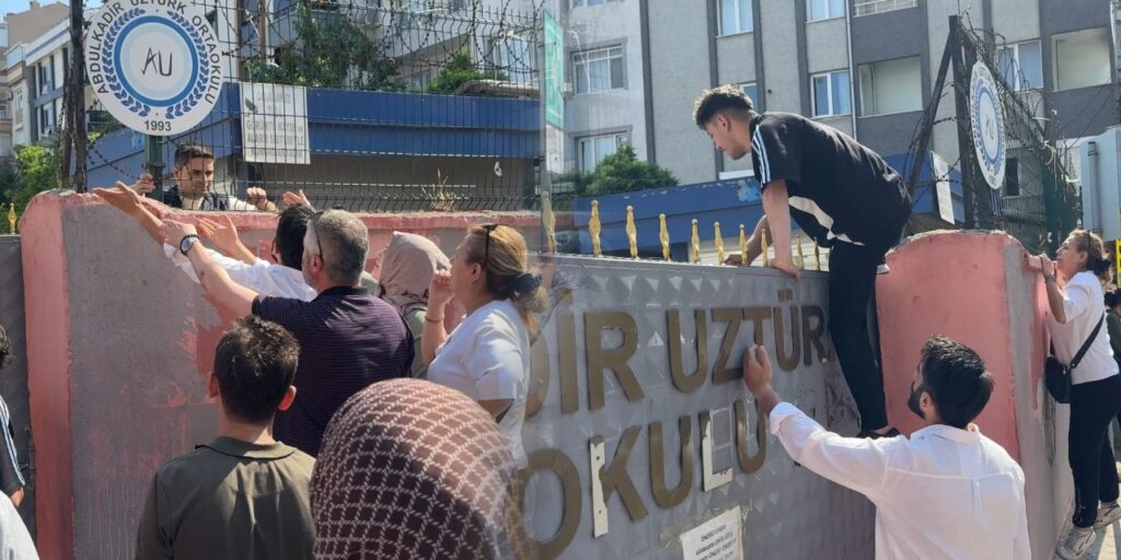 YKS’ye geç geldi kapıya tırmandı, veliler birbirine girdi