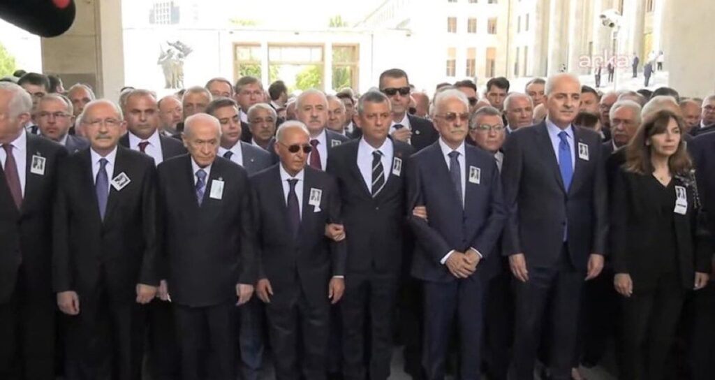 Altan Öymen’in cenazesinde dikkat çeken kare