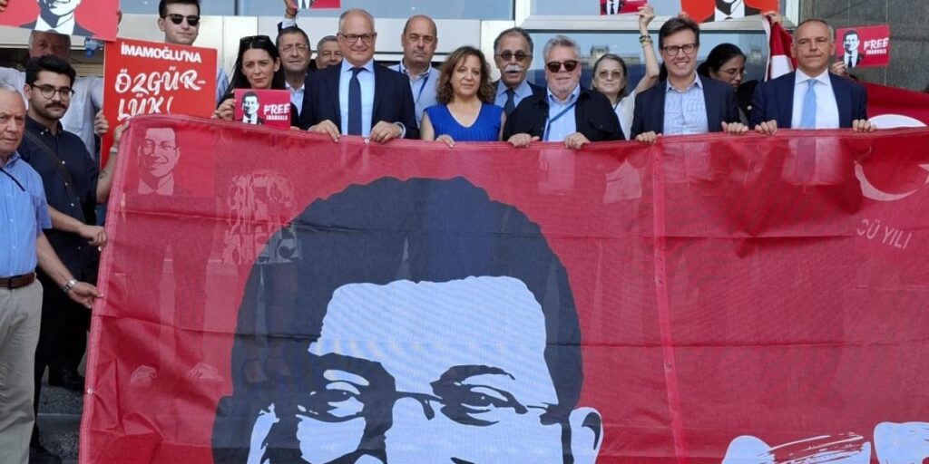 Avrupa’nın göbeğinde İmamoğlu pankartı