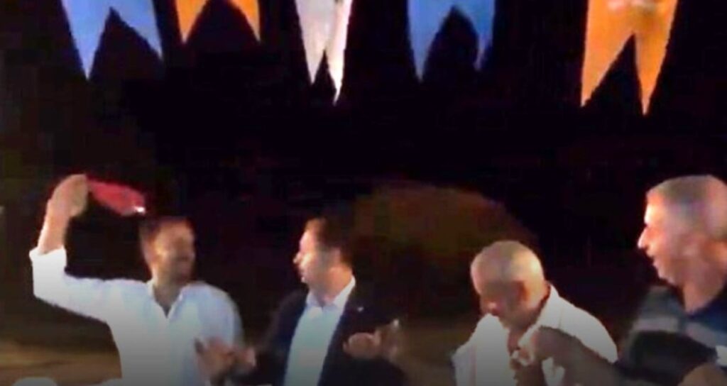 Bursa yanarken AKP’li vekil köyde halay çekiyordu