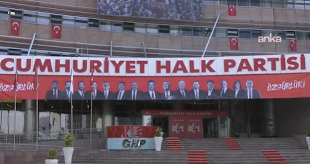 CHP bu sabah Genel Merkez binasına bu afişi astı!