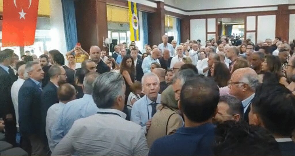 Fenerbahçe Yüksek Divan Kurulu’nda gerginlik! Ara verildi