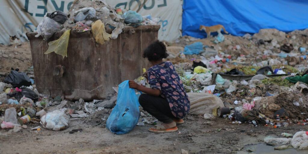 Gazzeliler atık yemeklerle karınlarını doyurmaya çalışıyor