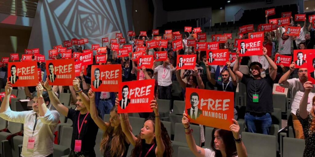 Genç Avrupalı Sosyalistler Kongresi’nde “Free İmamoğlu” dövizleri