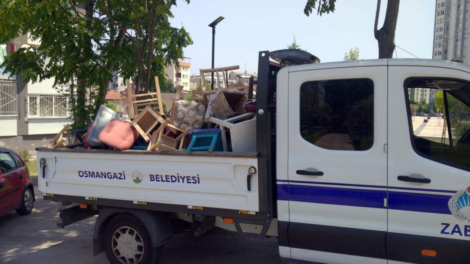 Kaldırımdaki masa ve sandalyeler kaldırıldı