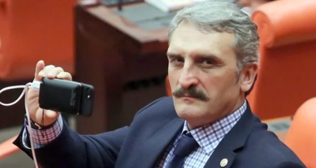 ‘Kanlı darbe’ paylaşımına soruşturma yok, göndermeli tweet var