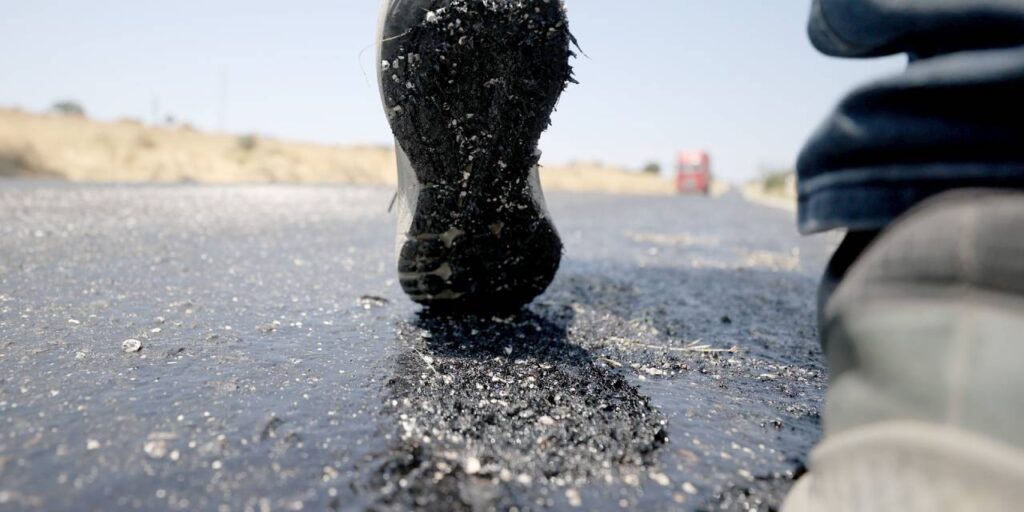 Kavurucu sıcaklar asfaltı bile eritti