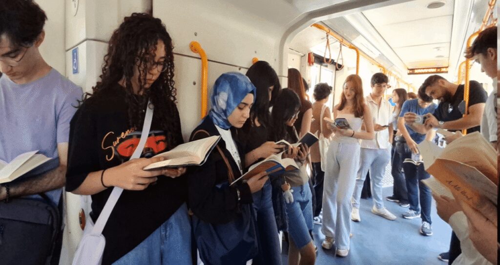 Liseliler metroda kitap okuyup farkındalık oluşturdu