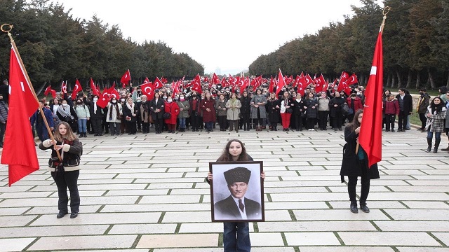 Cumhuriyet Kadınları Anıtkabir’e Yürüdü: Bursa’dan 5 Otobüsle 220 Kadın Katıldı