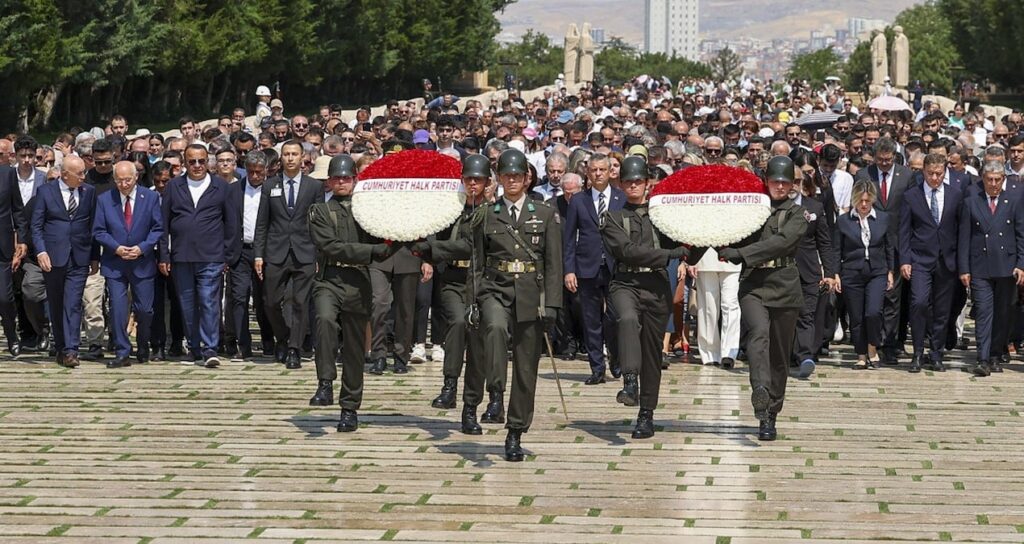 Özel’den Anıtkabir ziyareti