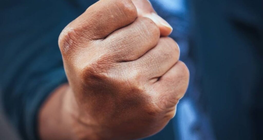 Sadece 1,5 dakika boyunca yumruğunuzu sıkın mucizeyi görün