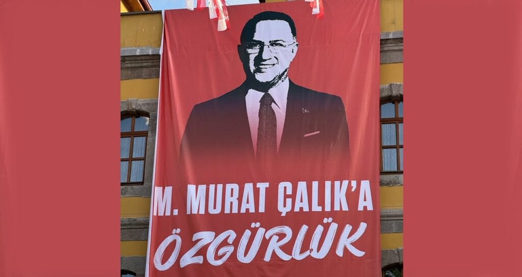 Trabzon mitinginin yapılacağı meydanda dikkat çeken afiş