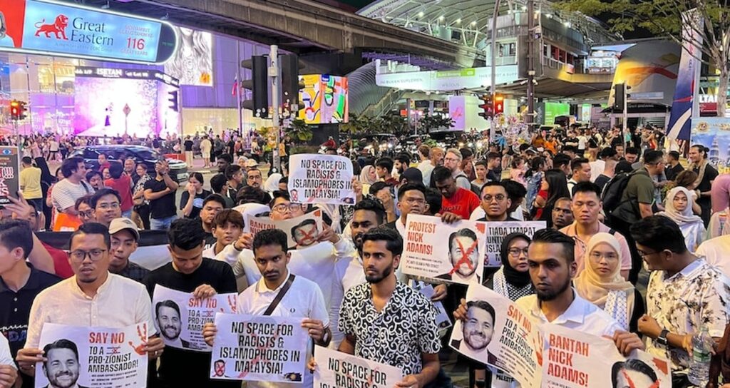 Trump, Müslüman ülkeye İslam karşıtı elçi seçti: Halk sokağa döküldü