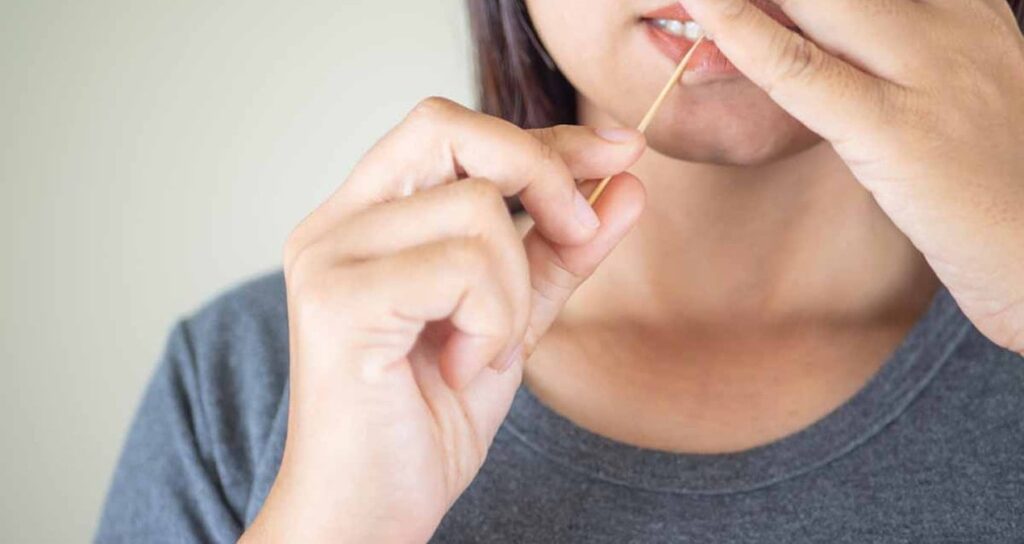 Yemek artığı sanıyorsunuz ama kürdan kullanma ihtiyacı aslında bir hastalık belirtisi