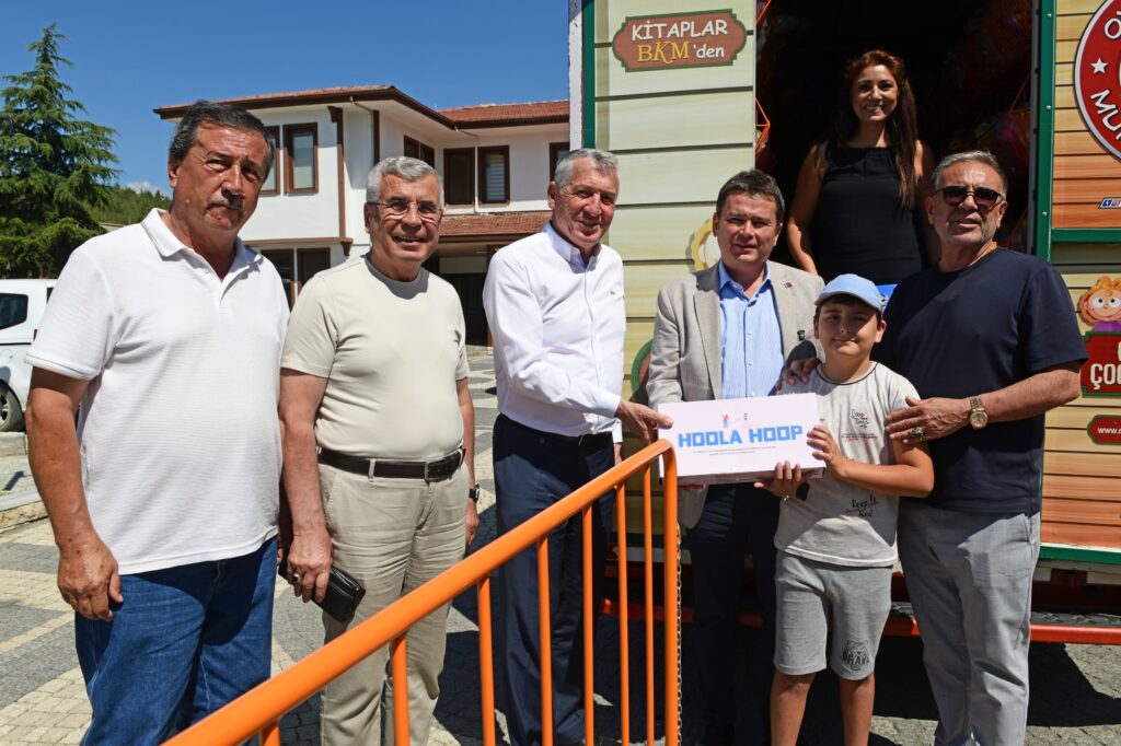 Muhsin Abinin Oyuncak Karavanı Harmancık’taydı: Minik Yüreklere Umut ve Neşe Götürdüler