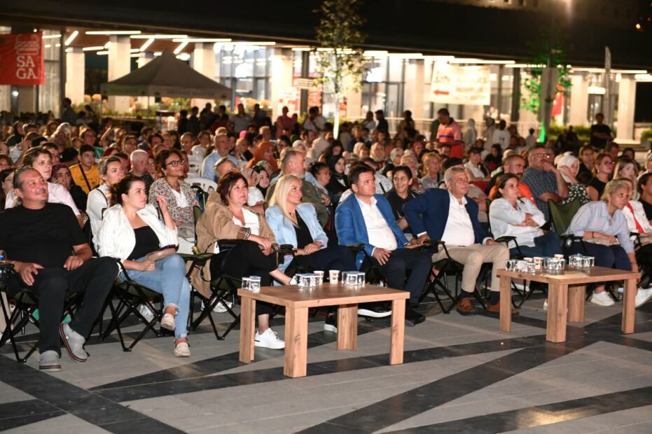 Erkan Aydın vatandaşlarla Bursa Bülbülü filmini izledi