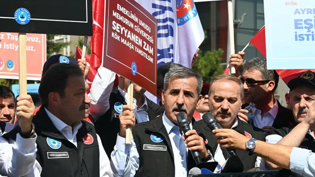 İş bırakan memurlar Hazine ve Maliye Bakanlığı’nın önünde