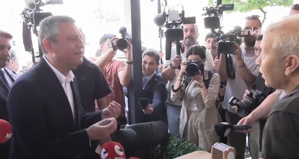 Özel, eşinin emekli maaşını açıkladı, ‘şükür’ diyen esnafa sitem etti