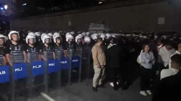 CHP üyesinden İstanbul İl Başkanlığına girişini engelleyen polisler hakkında suç duyurusu