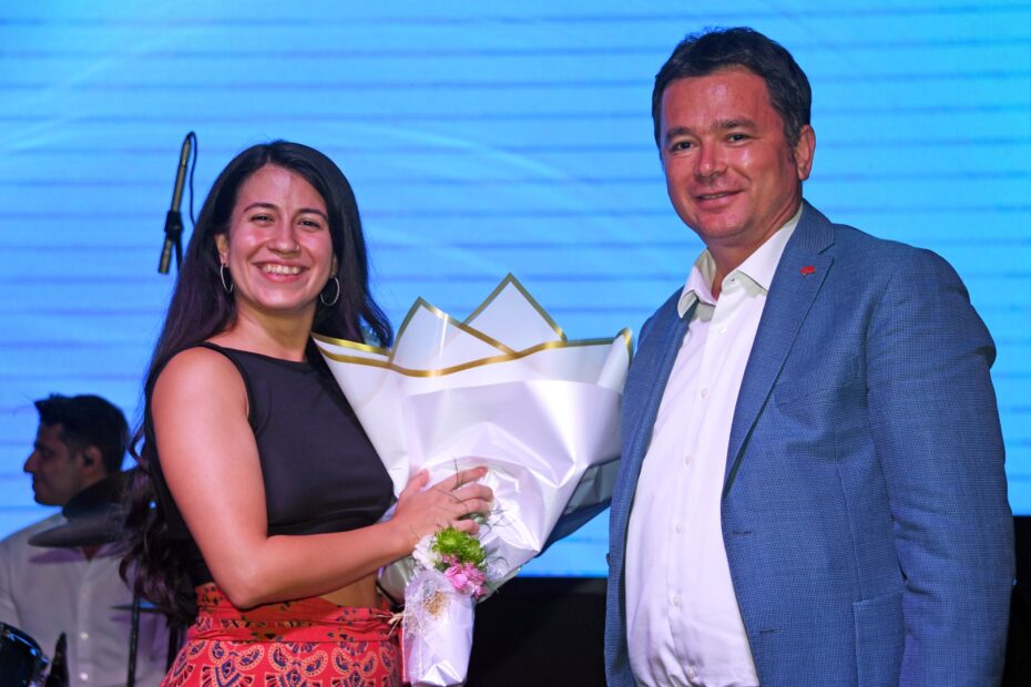 Dünya Barış Gününde 12 dilde barış şarkıları seslendirildi