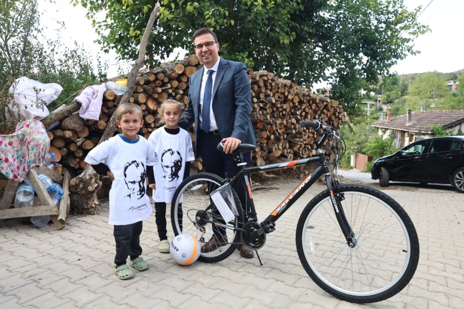 Nilüfer Belediyesi’nden minik Hamza’ya bisiklet sürprizi
