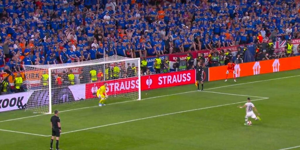 Penaltı kaçıran futbolcu yandı