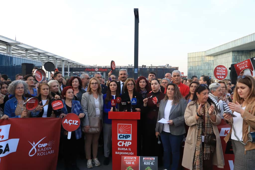 CHP Bursa İl Kadın Kolları’ndan yoksulluğa karşı yürüyüş